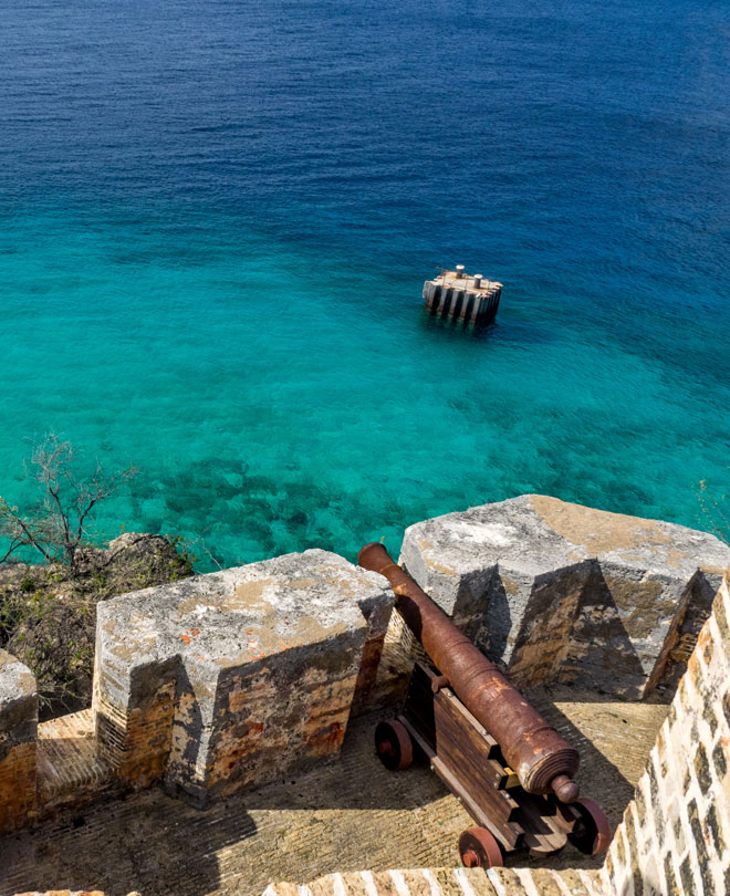 Fort Beekenburg och kajakare på Curacao