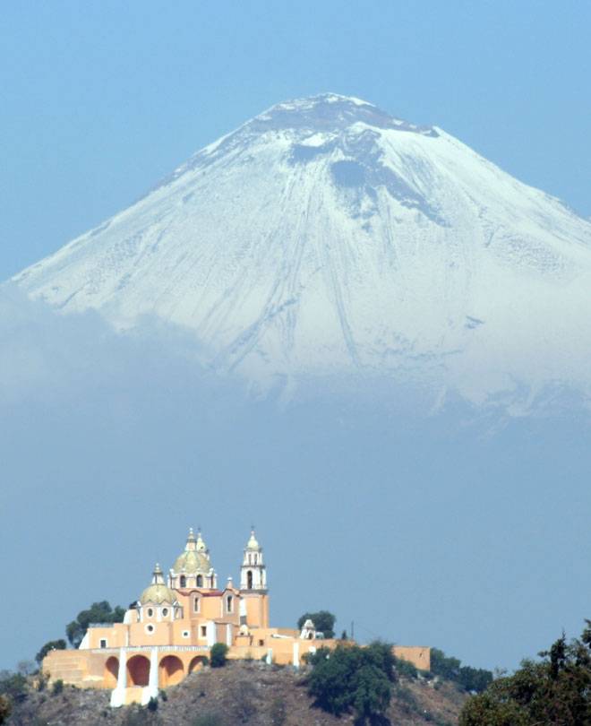 Popocatepelt volcano och Puebla