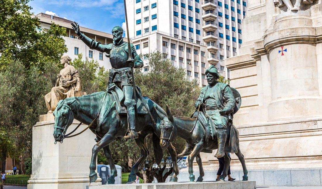 Statues  Don Quixote och Sancho Panza på Plaza de Espana