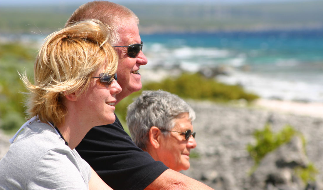Flicka med föräldrar med utsikt over havet, Bonaire