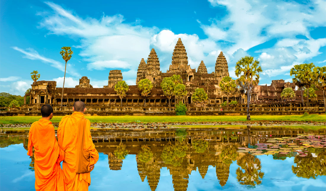 Angkor wat med munkar i Siem Reap, Kambodja