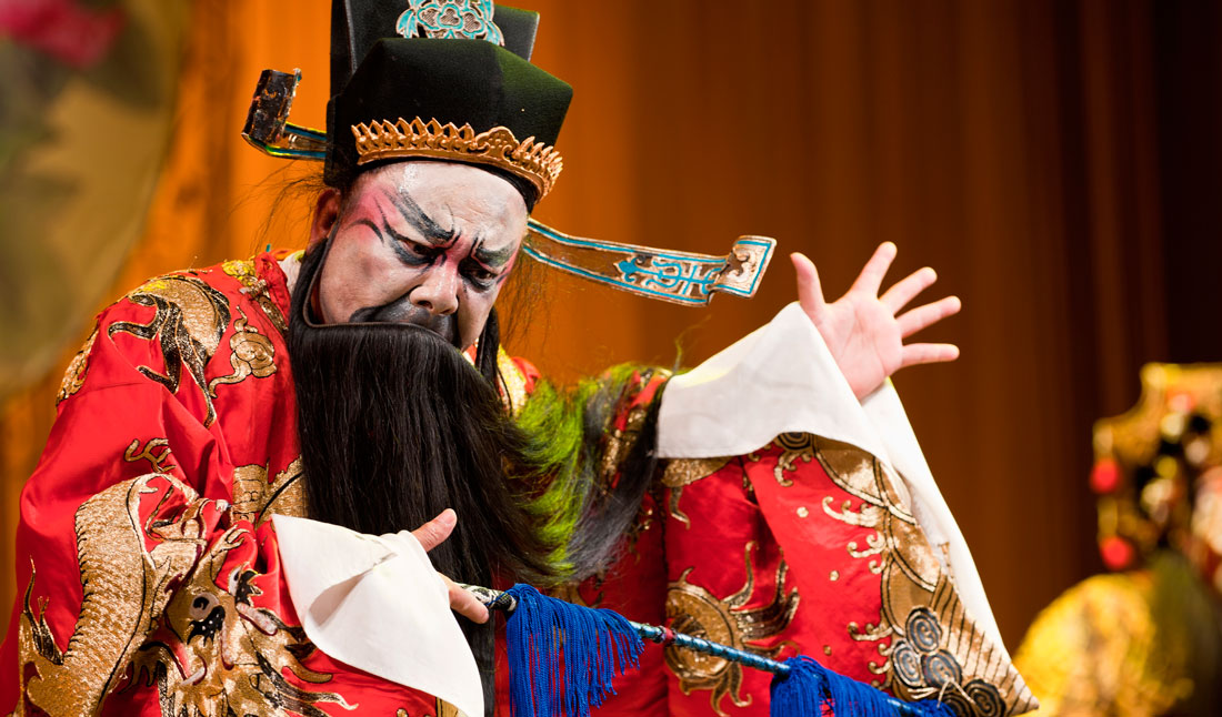 Peking opera aktör med långt skägg