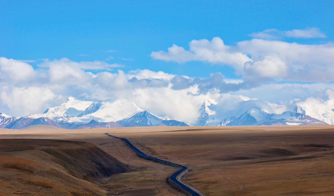 Vacker panoramautsikt över himalaysaberget, Tibet, Kina